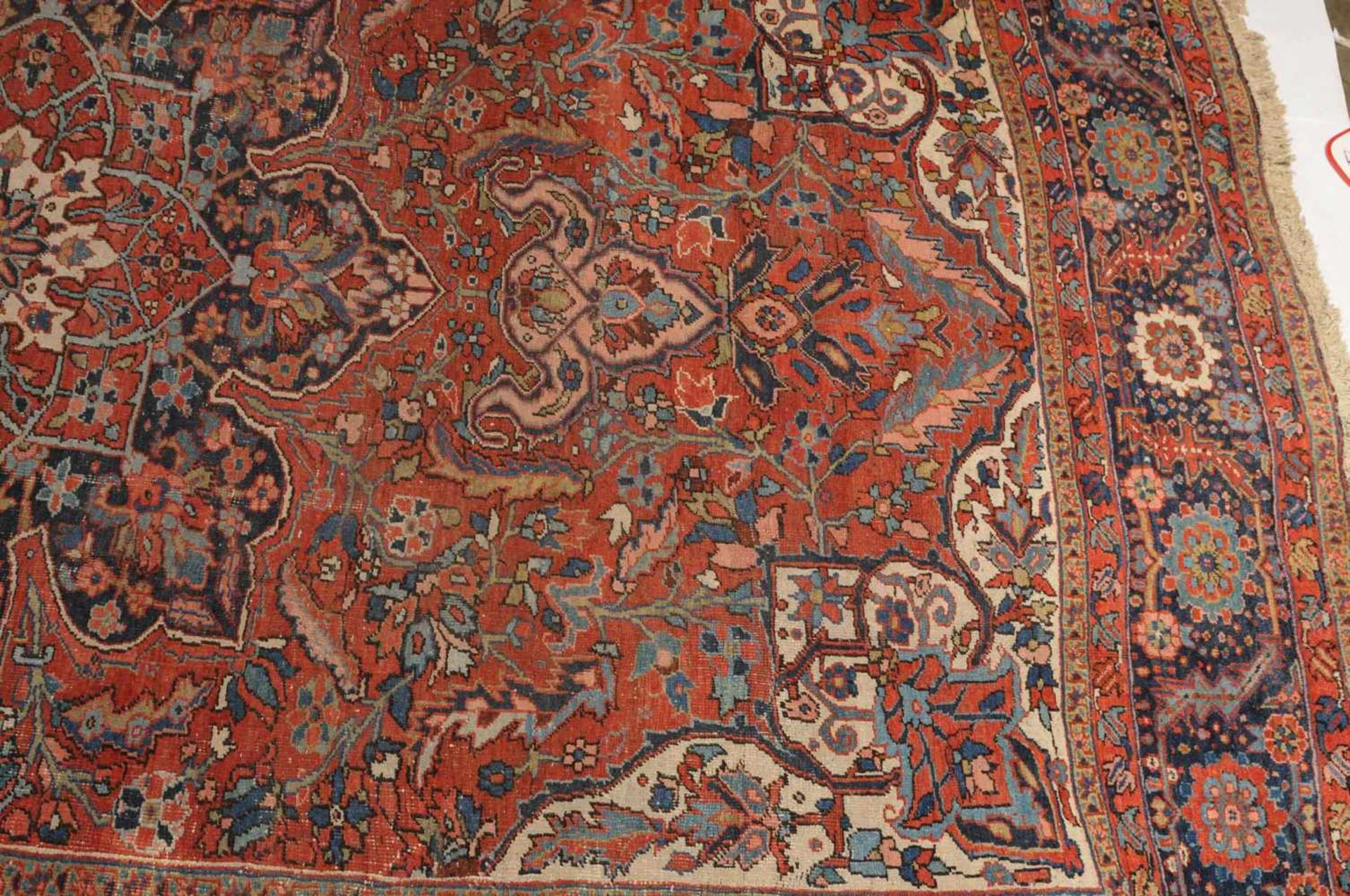 Heriz NW-Persien, um 1910. Im roten Mittelfeld liegt ein nachtblaues Heriz-Medaillon, flankiert - Bild 11 aus 13