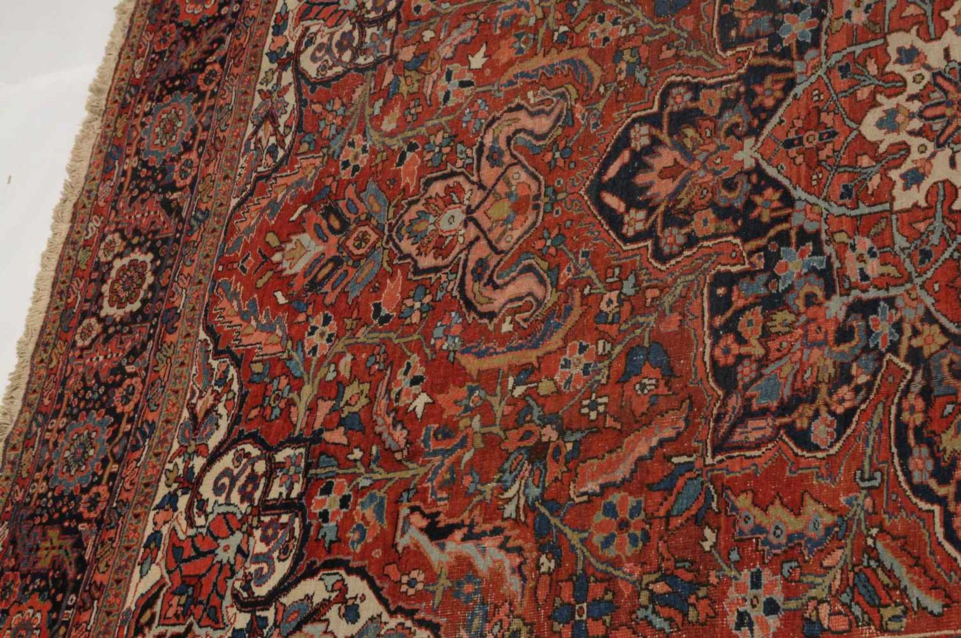 Heriz NW-Persien, um 1910. Im roten Mittelfeld liegt ein nachtblaues Heriz-Medaillon, flankiert - Bild 3 aus 13