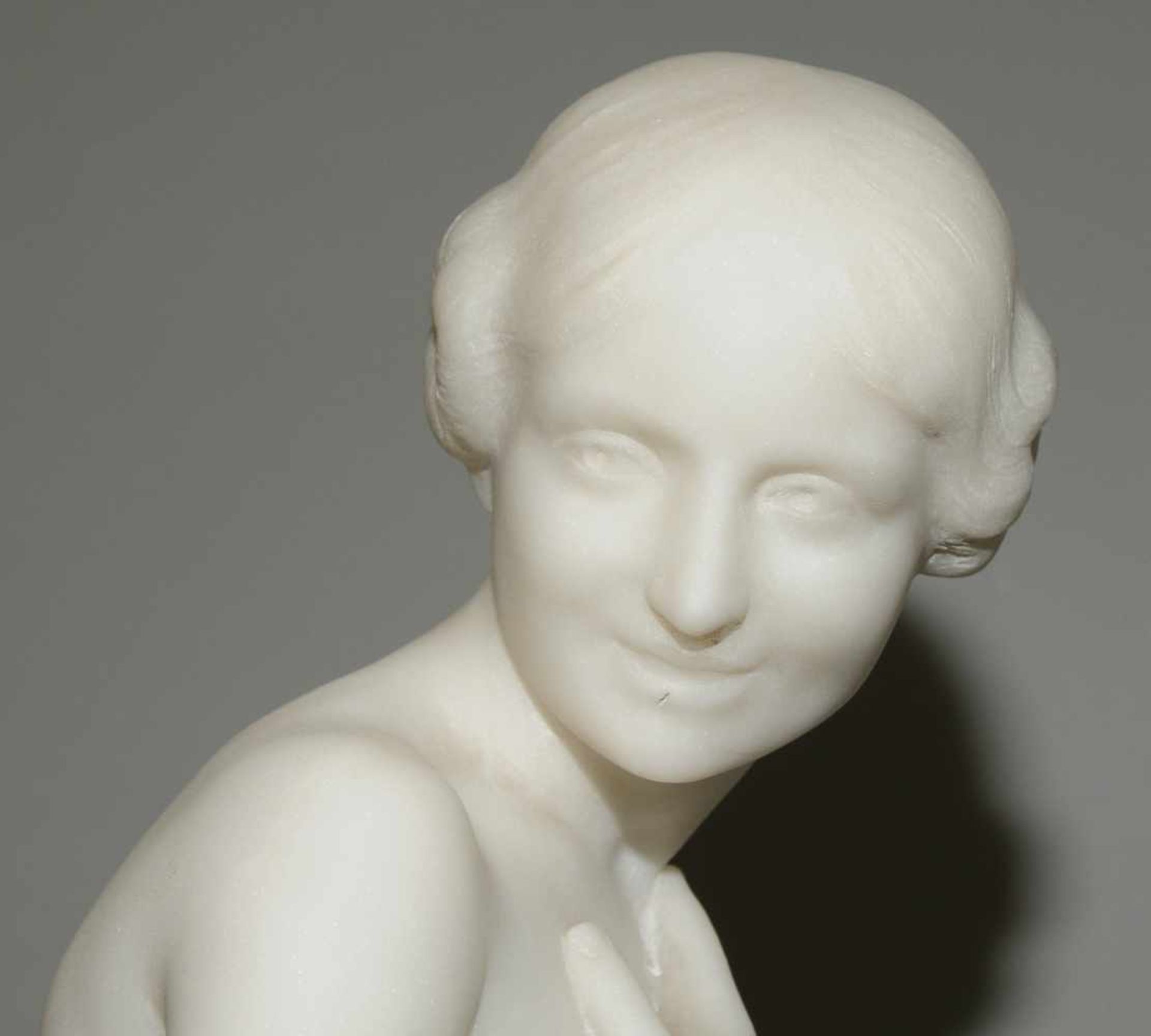 Mädchenakt, E. Molineau Um 1900. Mädchenakt. Weisser Marmor. Bezeichnet: E. Molineau. H 74 cm. - Bild 8 aus 9