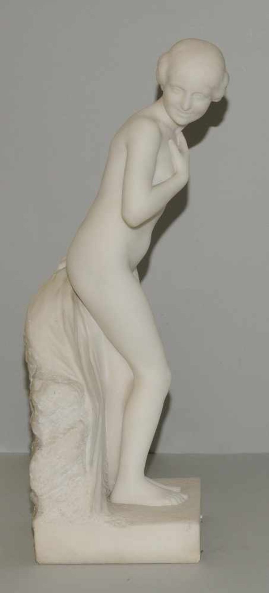 Mädchenakt, E. Molineau Um 1900. Mädchenakt. Weisser Marmor. Bezeichnet: E. Molineau. H 74 cm. - Bild 5 aus 9