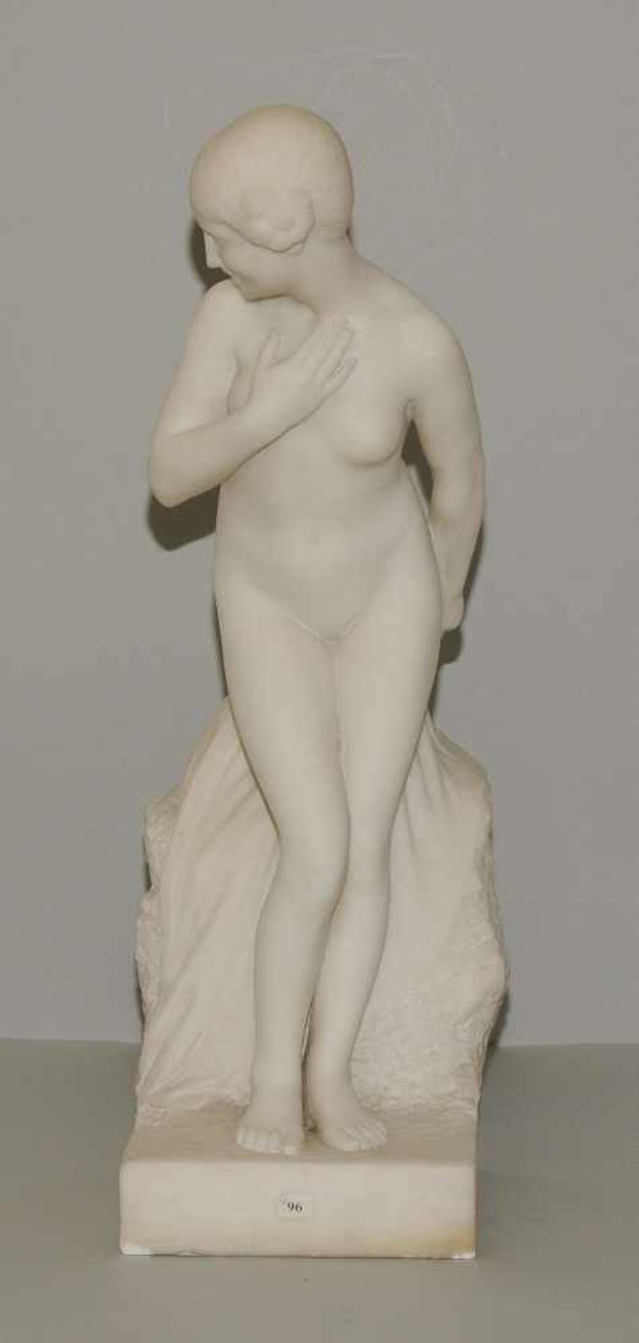 Mädchenakt, E. Molineau Um 1900. Mädchenakt. Weisser Marmor. Bezeichnet: E. Molineau. H 74 cm. - Bild 2 aus 9