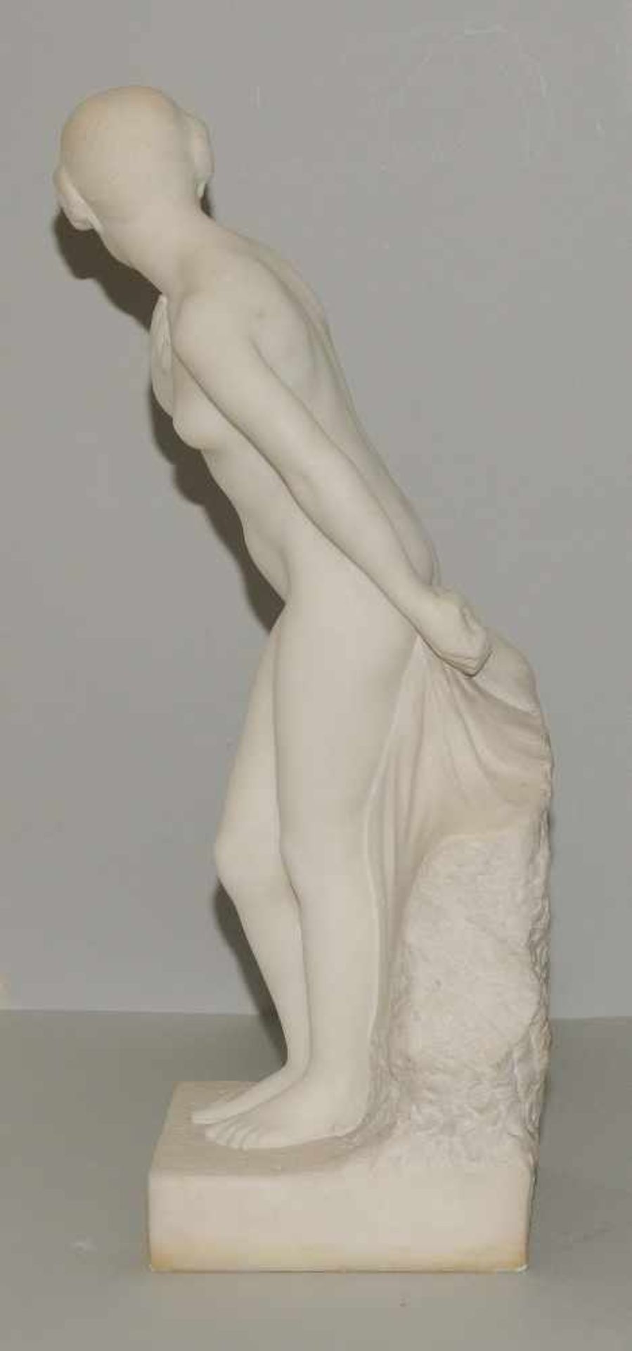 Mädchenakt, E. Molineau Um 1900. Mädchenakt. Weisser Marmor. Bezeichnet: E. Molineau. H 74 cm. - Bild 3 aus 9
