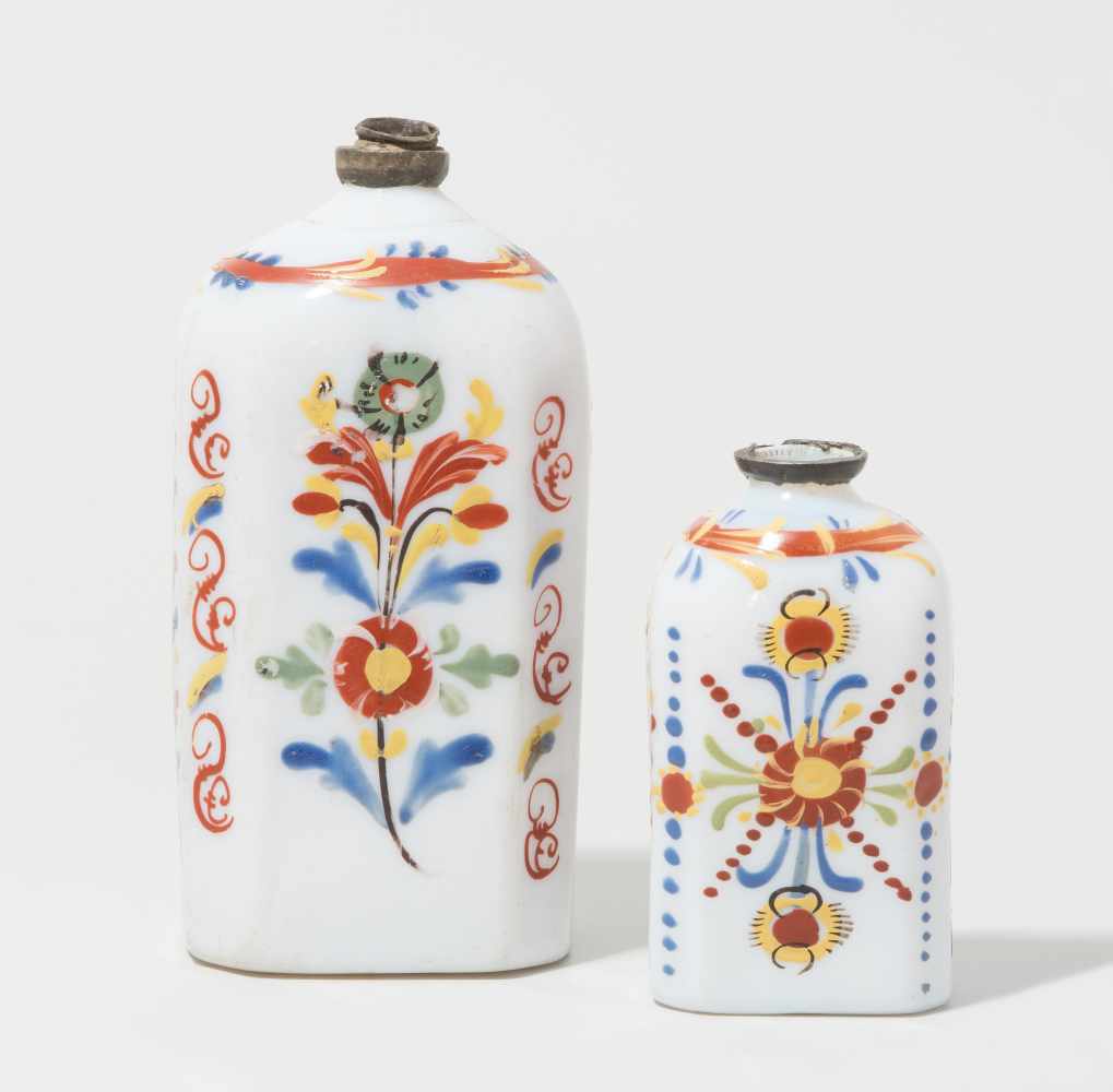 2 Schnapsflaschen, alpenländisch 18.Jh./um 1800. Milchglas, Emailmalerei: Blumenstauden.