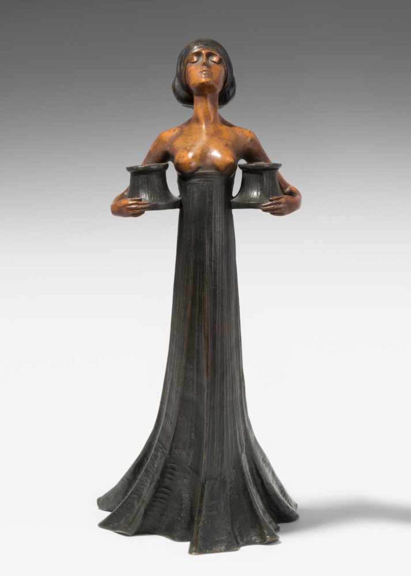 Gustav Gurschner (Österreich 1873–1970) Frau als Kerzenhalter, zwei Tüllen tragend. Bronze,