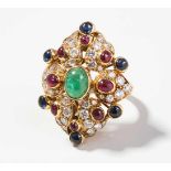 Brillant-Farbedelstein-Ring Kurz. 750 Gelbgold. Floraler Ringkopf mit 1 Smaragd-Cabochons ca. 8x6