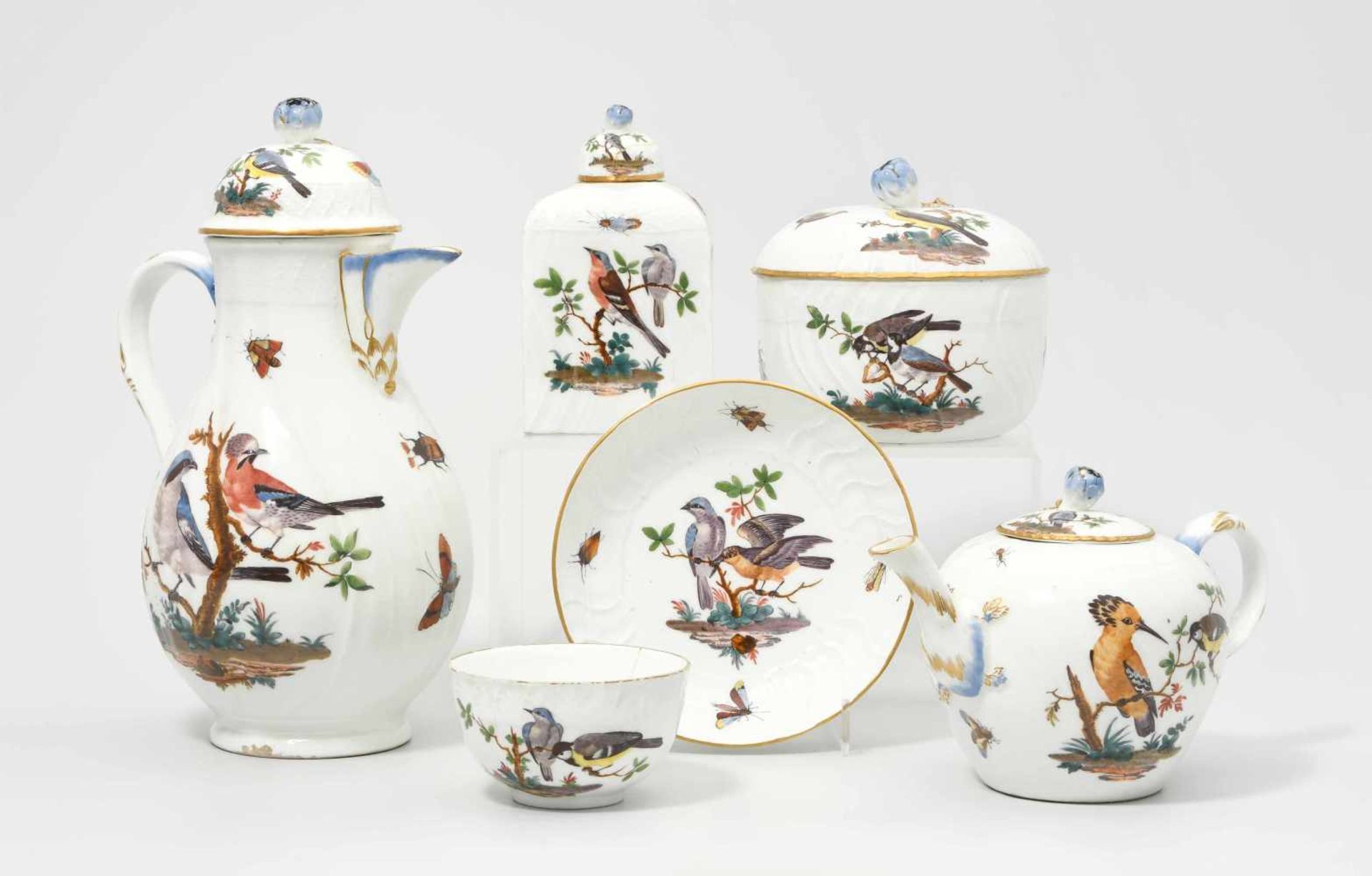 Kaffee- und Teeservice, Meissen Um 1770. Porzellan, Neuozier-Reliefdekor, polychrome Vogelmalerei