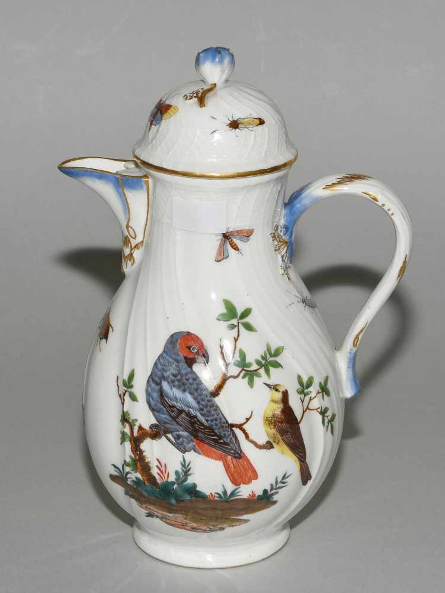 Kaffee- und Teeservice, Meissen Um 1770. Porzellan, Neuozier-Reliefdekor, polychrome Vogelmalerei - Bild 2 aus 64