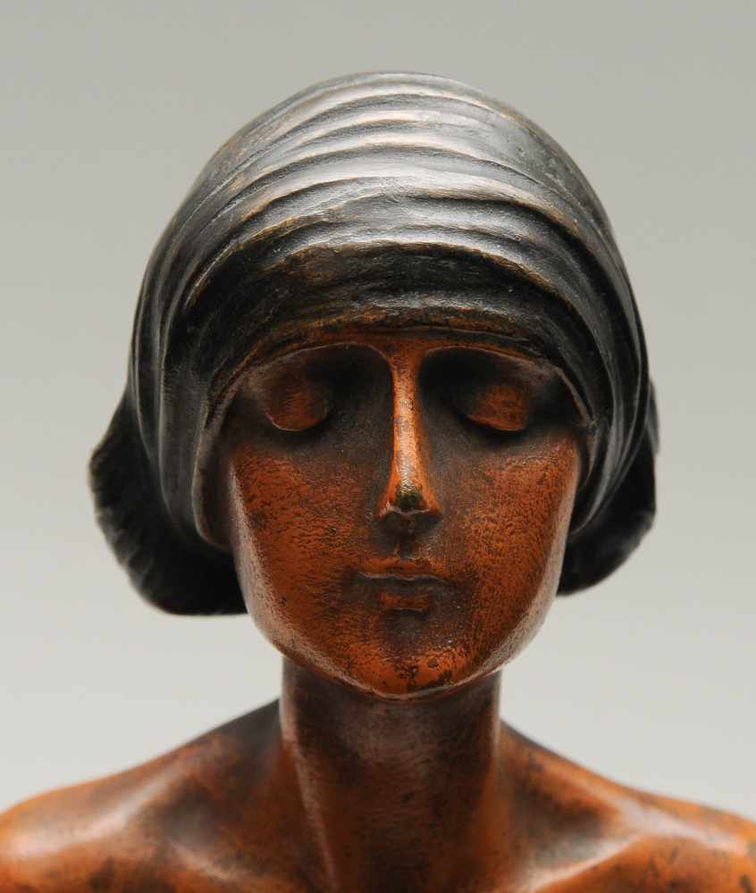 Gustav Gurschner (Österreich 1873–1970) Frau als Kerzenhalter, zwei Tüllen tragend. Bronze, - Image 9 of 11