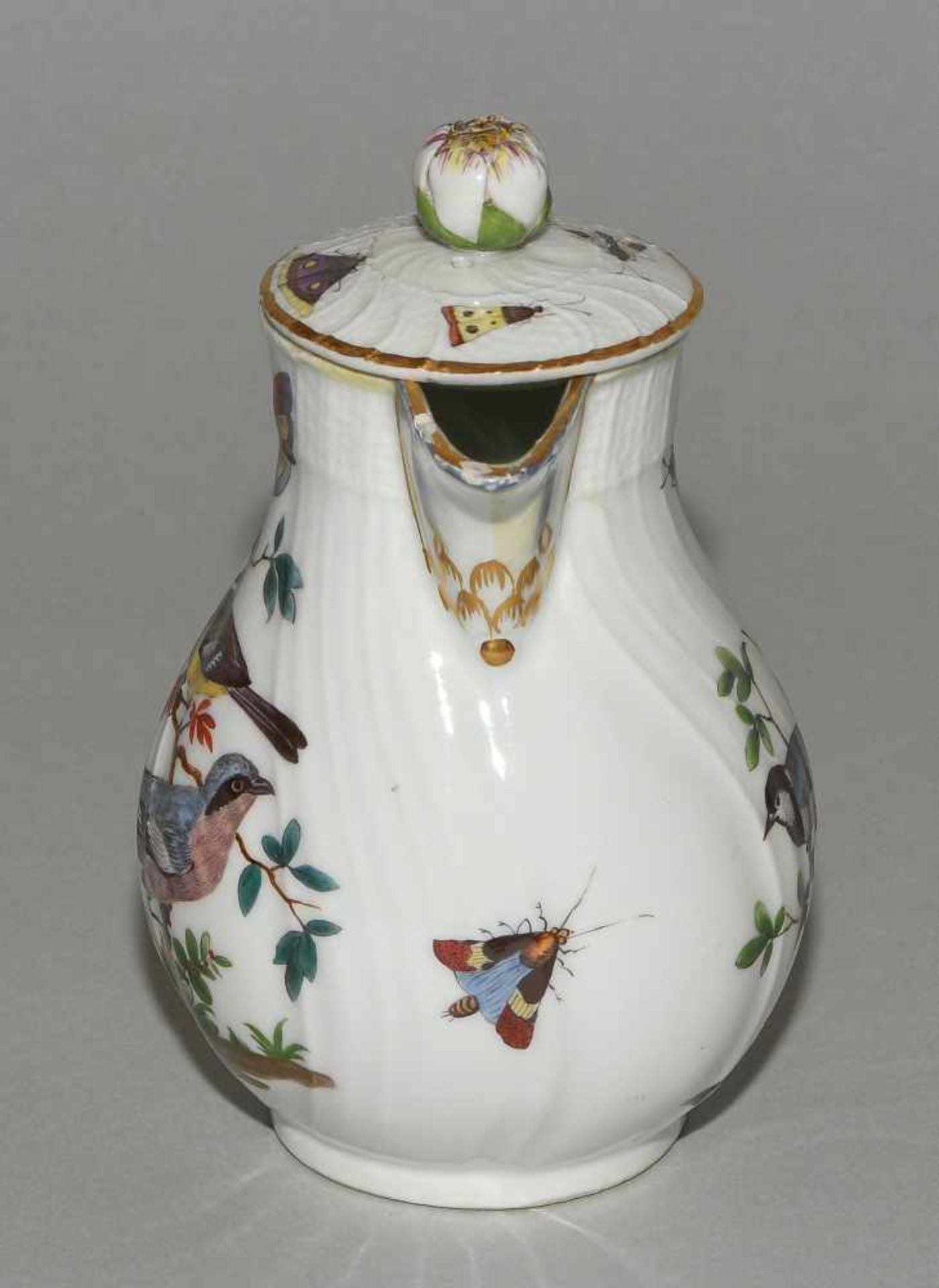 Kaffee- und Teeservice, Meissen Um 1770. Porzellan, Neuozier-Reliefdekor, polychrome Vogelmalerei - Bild 17 aus 64