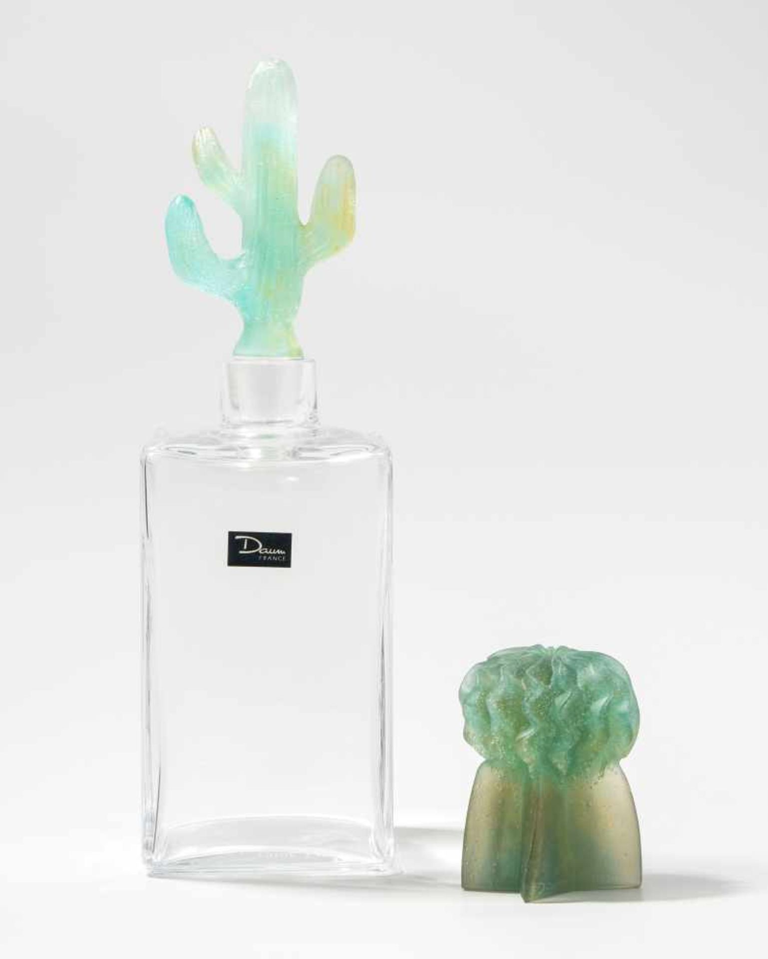Karaffe "Cactus", Daum France Um 1987. Entwurf: Hilton Mc Connico. Farbloses Kristallglas grün-