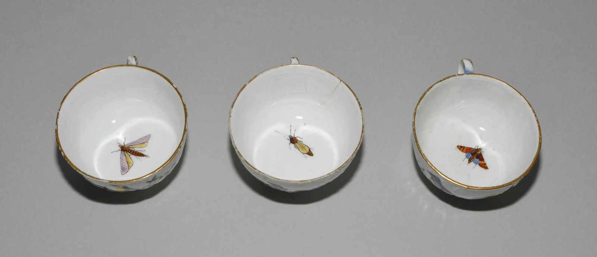 Kaffee- und Teeservice, Meissen Um 1770. Porzellan, Neuozier-Reliefdekor, polychrome Vogelmalerei - Bild 47 aus 64