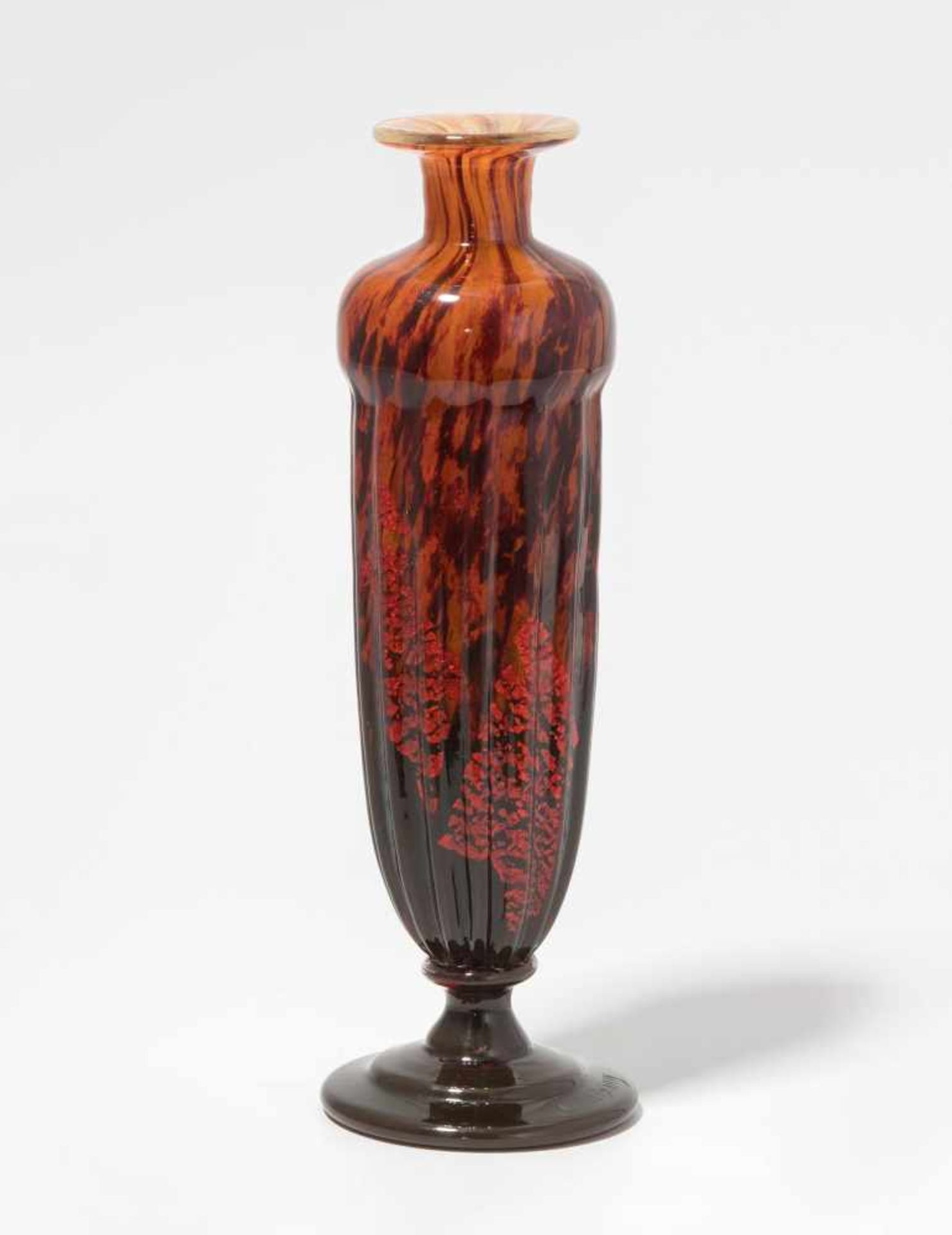 Vase, Daum Frères Um 1920. Nancy. Farbloses Glas mit gelb-violetten Farbpulvereinschmelzungen und