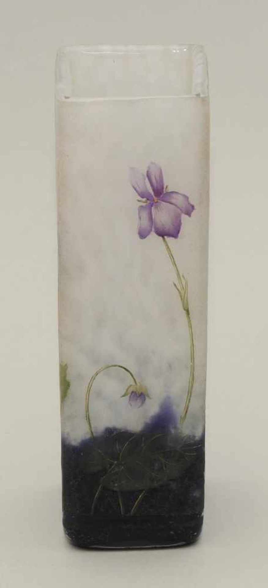 Vase, Daum Frères Um 1910. Farbloses Glas mit milchigweiss-violetten Farbpulvereinschmelzungen. - Bild 5 aus 9