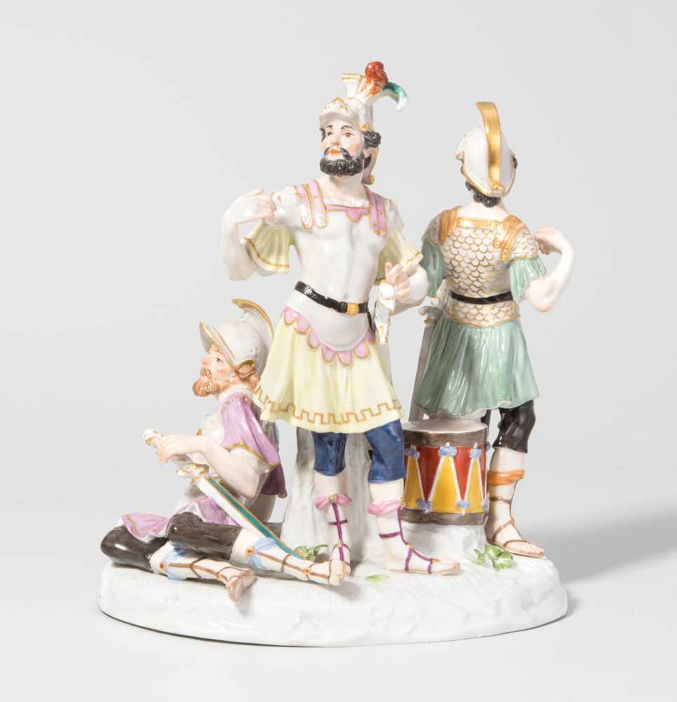 Figurengruppe, Meissen Um 1900. Drei römische Krieger. Porzellan, farbige Bemalung. Bezeichnet: