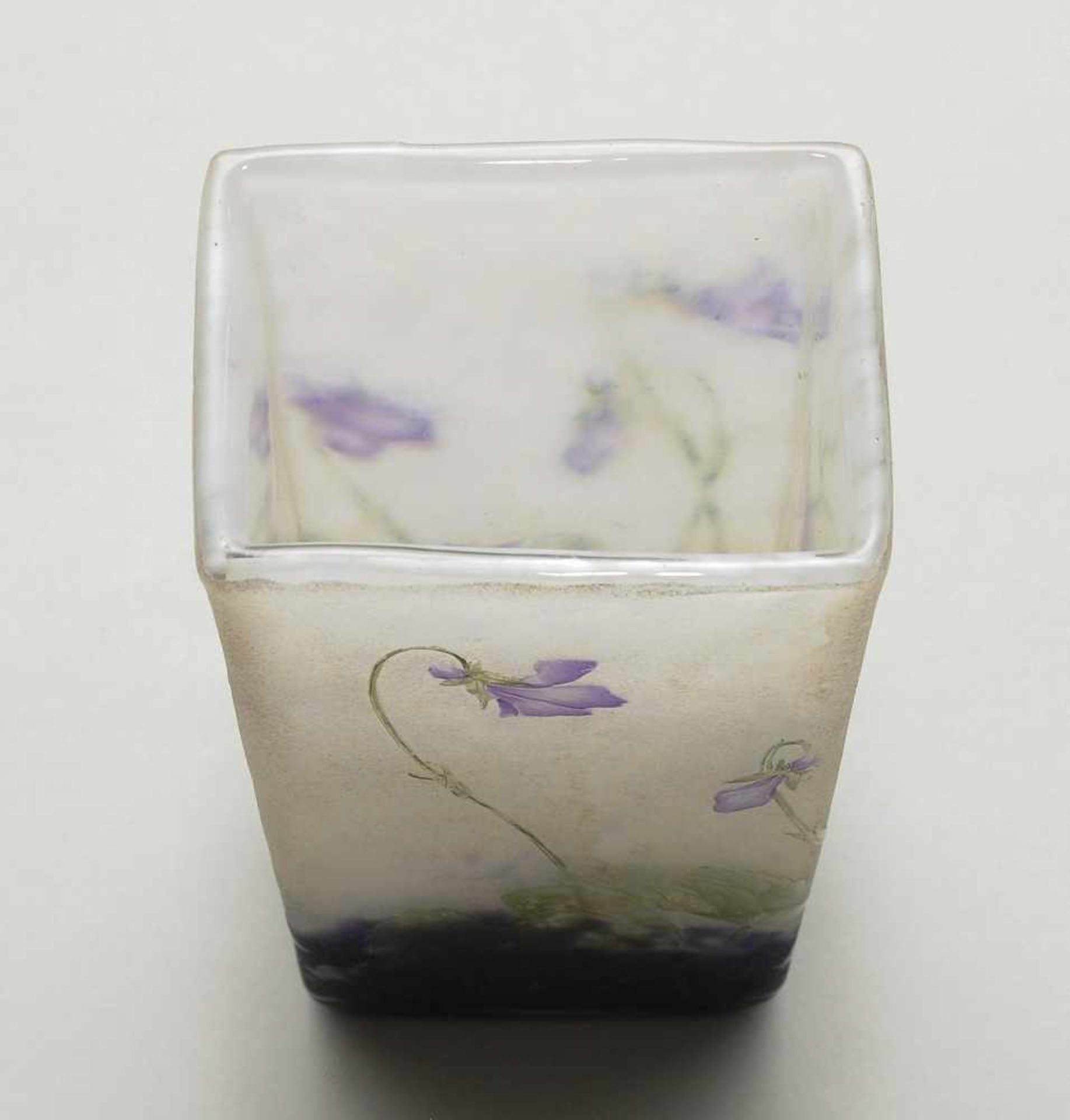 Vase, Daum Frères Um 1910. Farbloses Glas mit milchigweiss-violetten Farbpulvereinschmelzungen. - Bild 6 aus 9