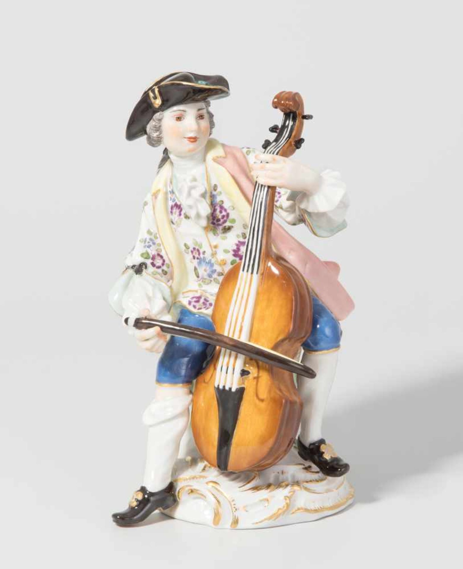 Figur, Meissen 20.Jh. Cellospieler. Porzellan, farbige Bemalung. Bezeichnet: Schwertermarke (1.