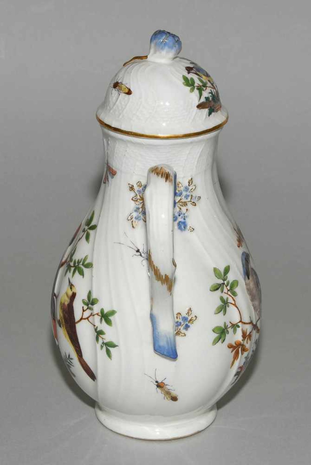 Kaffee- und Teeservice, Meissen Um 1770. Porzellan, Neuozier-Reliefdekor, polychrome Vogelmalerei - Bild 13 aus 64