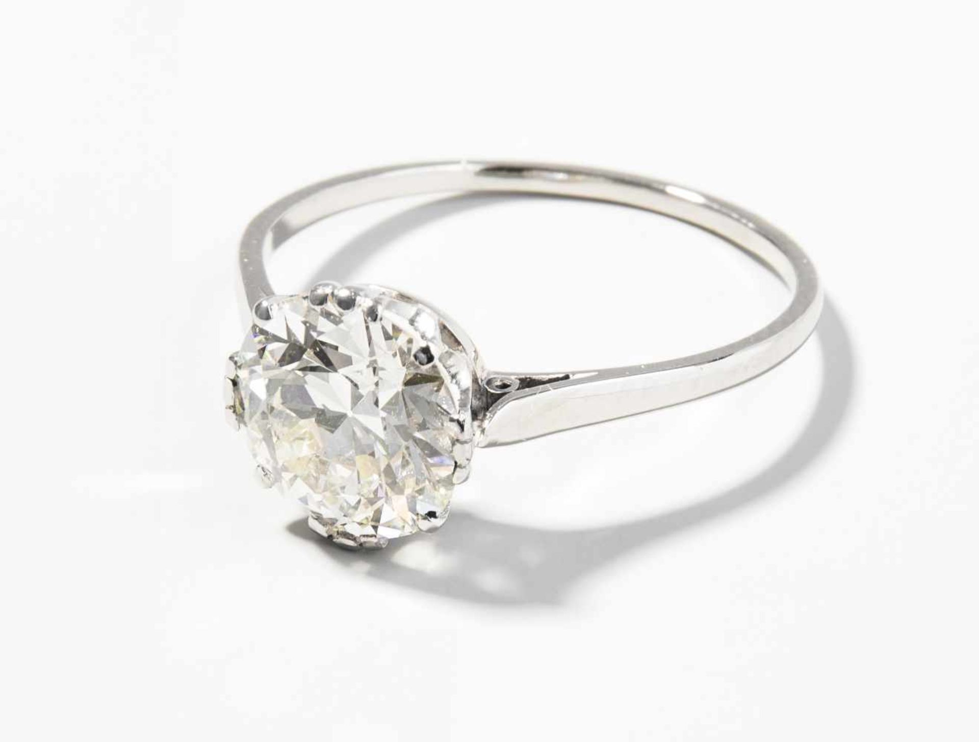 Diamant-Ring Um 1920. 750 Weissgold. Solitaire-Modell mit 1 Altschliff-Diamanten ca. 2.30 ct, N/O-