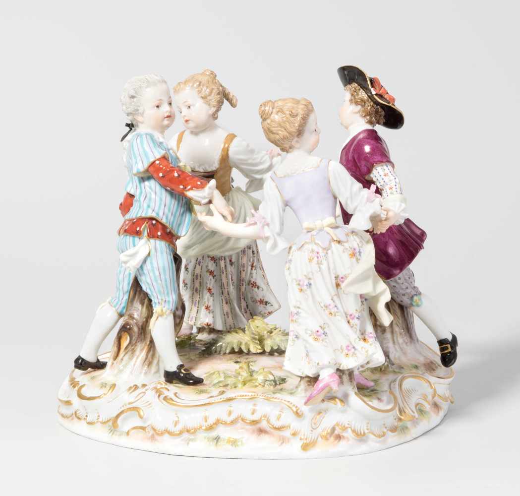 Figurengruppe, Meissen Um 1900. Vier Kinder Reigen tanzend. Porzellan, farbige Bemalung. Bezeichnet: