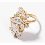 Diamant-Ring Frankreich. 750 Gelbgold. Eleganter Ring in floraler Form. Ausgefasst mit 2 grösseren