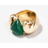 Philippe Pfeiffer Smaragd-Ring Zürich, 1990er Jahre. 750 Gelbgold. Massiv mit Volutenmotiven. 1