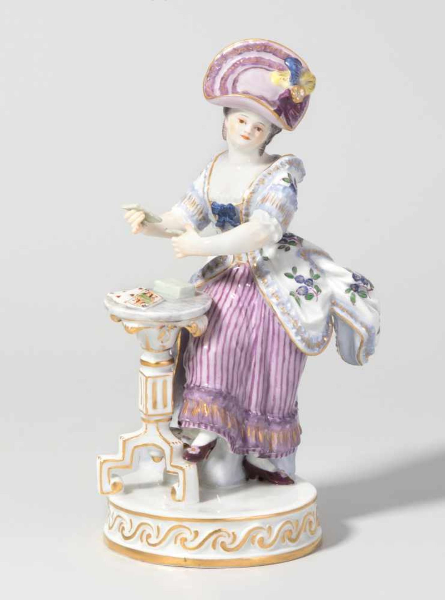 Figur, Meissen Um 1900. Mädchen als Kartenlegerin. Modell von Michel Victor Acier um 1775–1778.