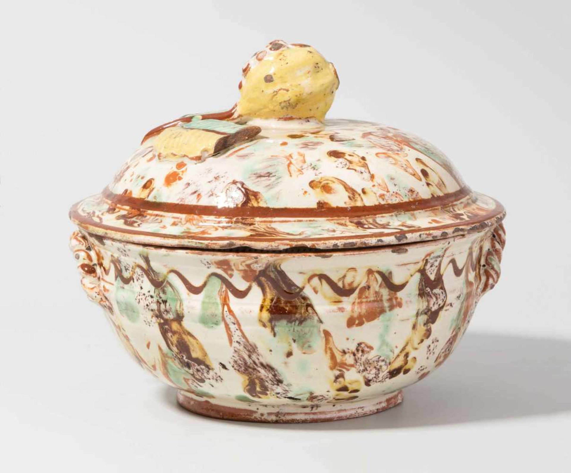 Deckelterrine, Langnau Datiert 1821. Keramik, cremefarben-weisslicher Fond, florale