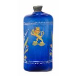 Schnapsflasche, alpenländisch Datiert 1725. Blaues Glas, Emailmalerei: Löwe, seitlich Blumenstauden,