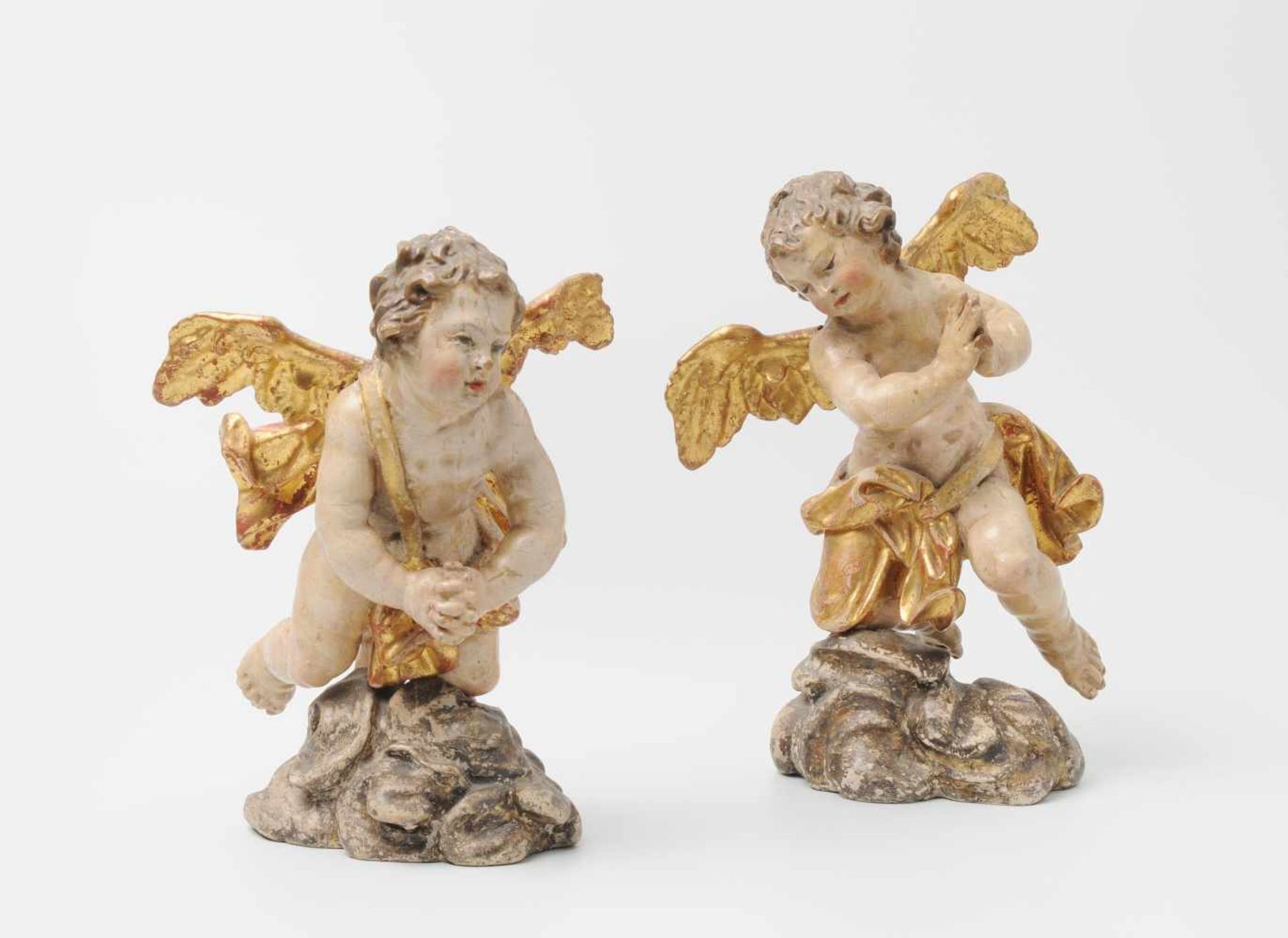 1 Paar adorierende Engel Deutsch, Barock, mit Ergänzungen. Holz geschnitzt, polychrom gefasst,