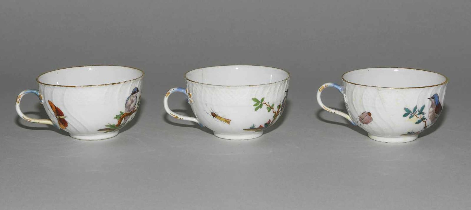 Kaffee- und Teeservice, Meissen Um 1770. Porzellan, Neuozier-Reliefdekor, polychrome Vogelmalerei - Bild 44 aus 64