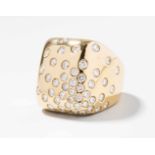 Brillant-Ring Bucherer. 750 Gelbgold. Bombierte Kissenform mit 61 eingeriebenen Brillanten zus.