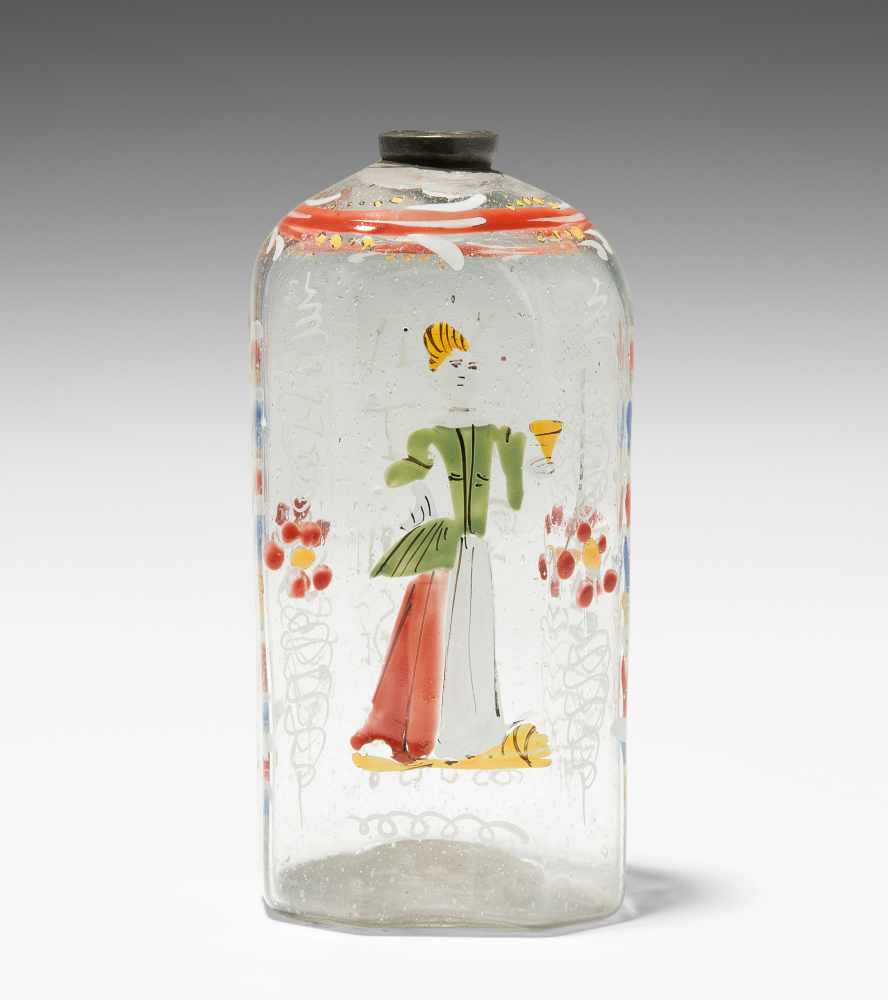 Schnapsflasche, alpenländisch Datiert 1745. Farbloses Glas, Emailmalerei: Frau mit Trinkbecher,