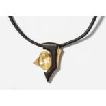 Saphir-Ebenholz-Collier 750 Gelbgold. Design-Anhänger mit 1 oval fac. Saphir, gelb, 20.21 ct. und