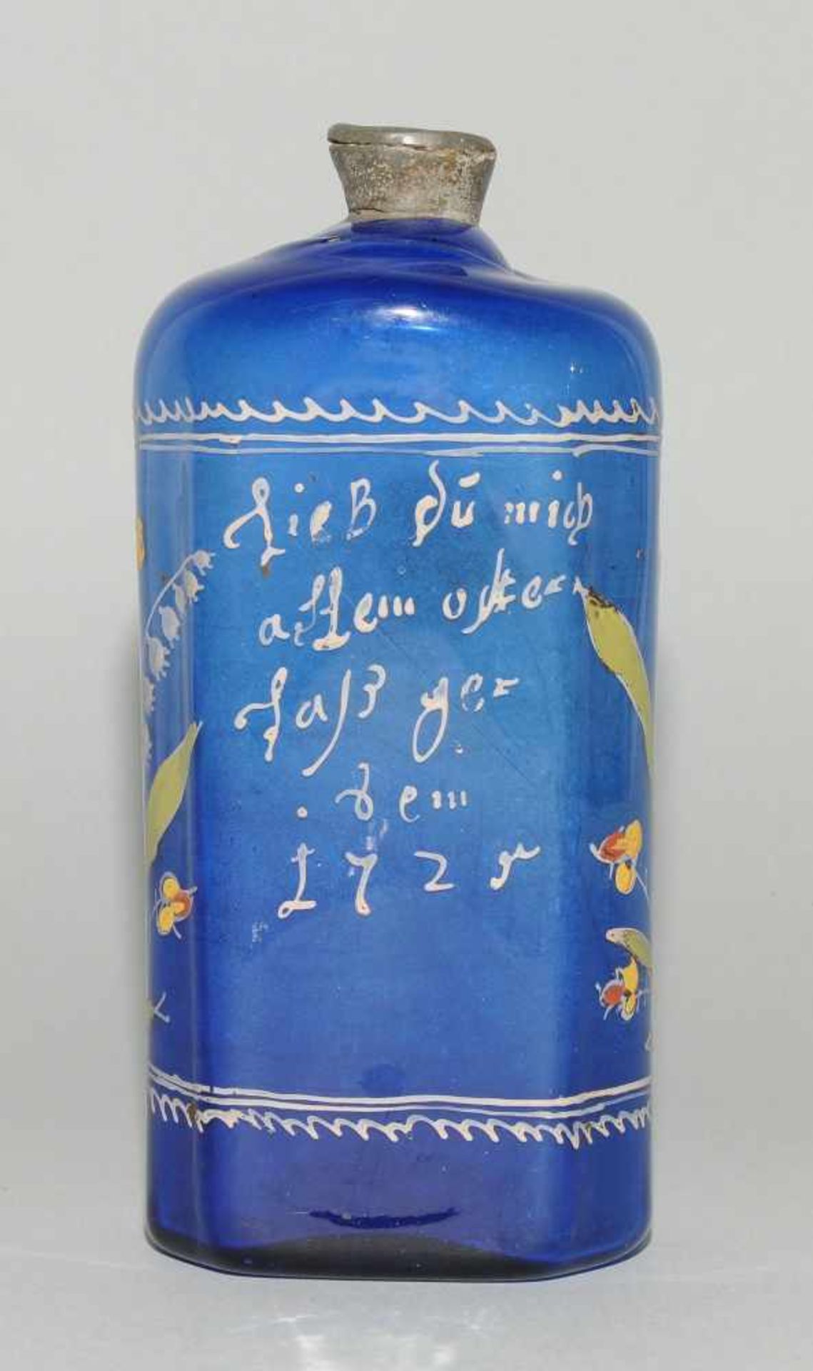 Schnapsflasche, alpenländisch Datiert 1725. Blaues Glas, Emailmalerei: Löwe, seitlich Blumenstauden, - Bild 2 aus 2