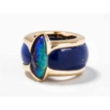 Philippe Pfeiffer Opal-Lapis-Ring Zürich, 1999. 750 Gelbgold. Bandring mit eingeschliffenem Lapis.