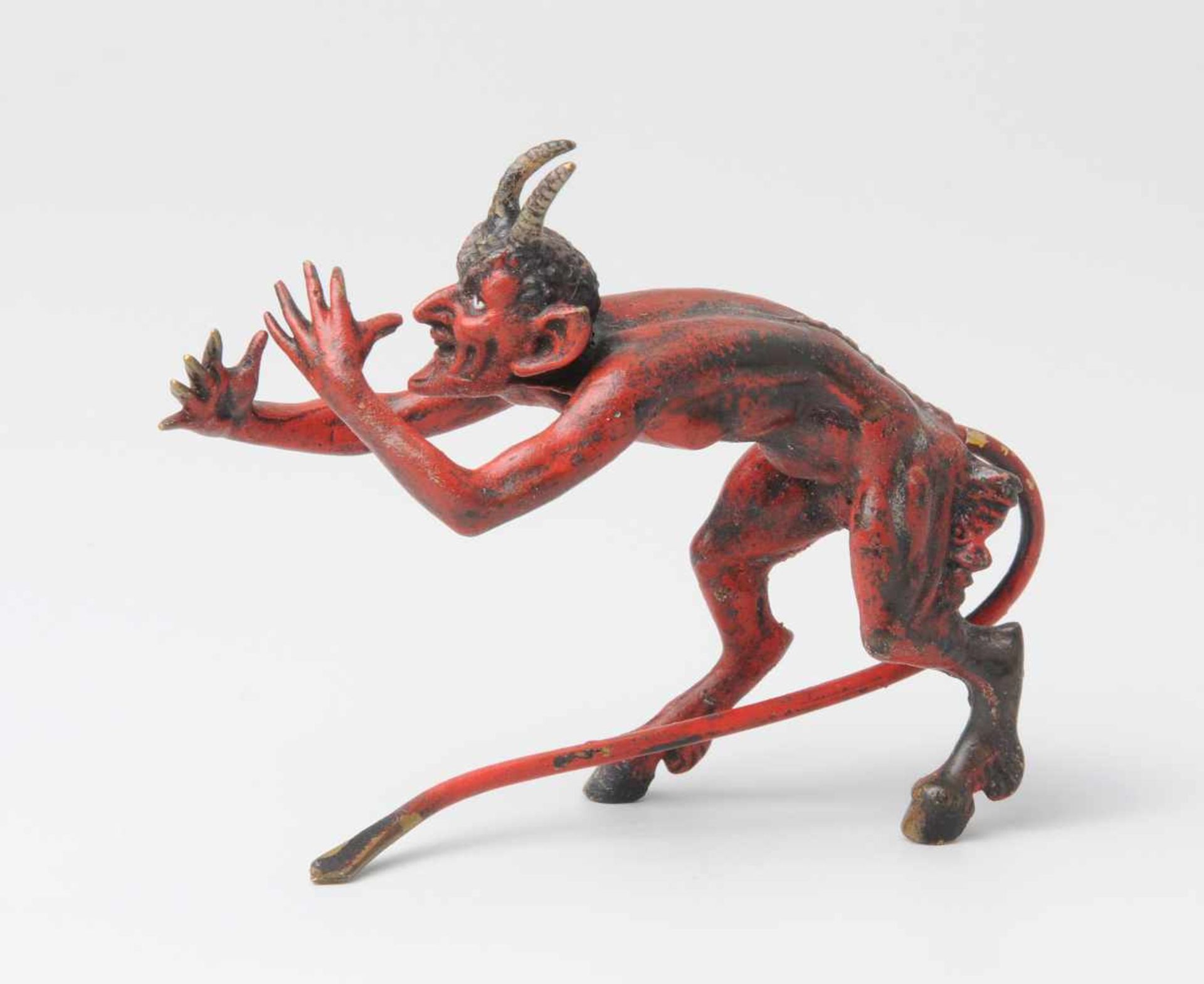 Figur: Teufel Wiener Bronze, 20.Jh. Ziseliert und bemalt. L 7 cm.