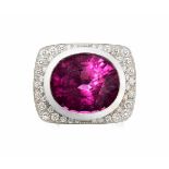 Turmalin-Brillant-Ring 750 Weissgold. 1 oval facettierter Rosa-Turmalin ca. 35 ct, umgeben von 42