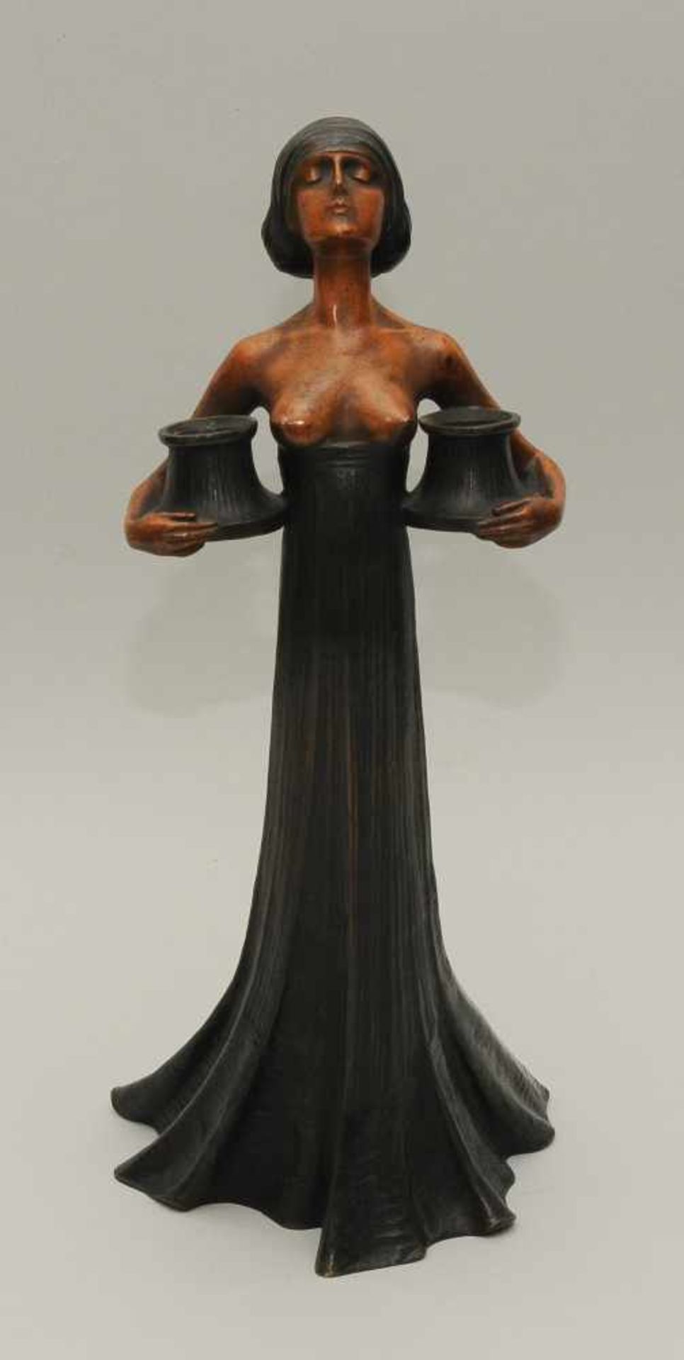 Gustav Gurschner (Österreich 1873–1970) Frau als Kerzenhalter, zwei Tüllen tragend. Bronze, - Bild 2 aus 11