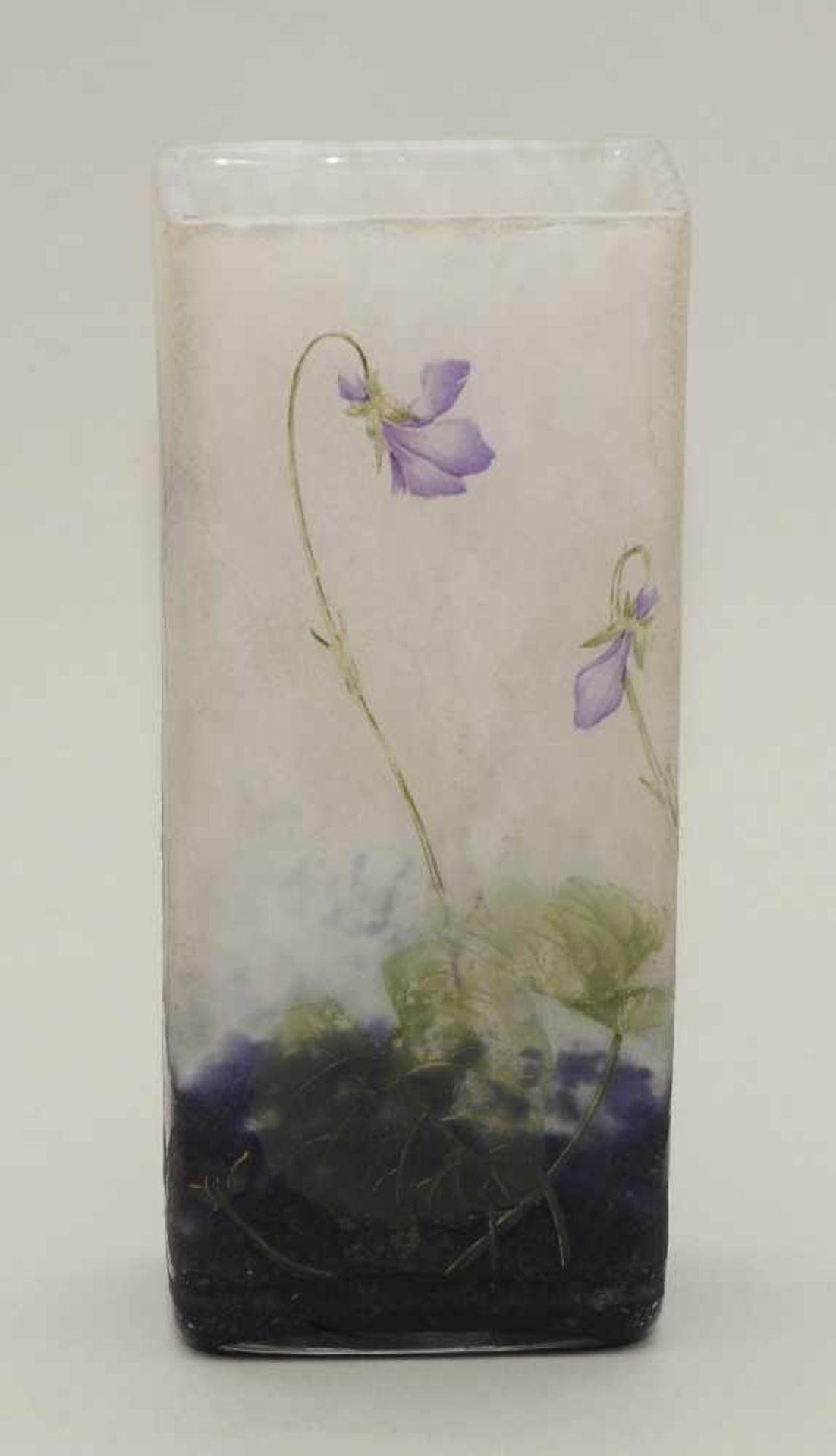 Vase, Daum Frères Um 1910. Farbloses Glas mit milchigweiss-violetten Farbpulvereinschmelzungen. - Bild 2 aus 9