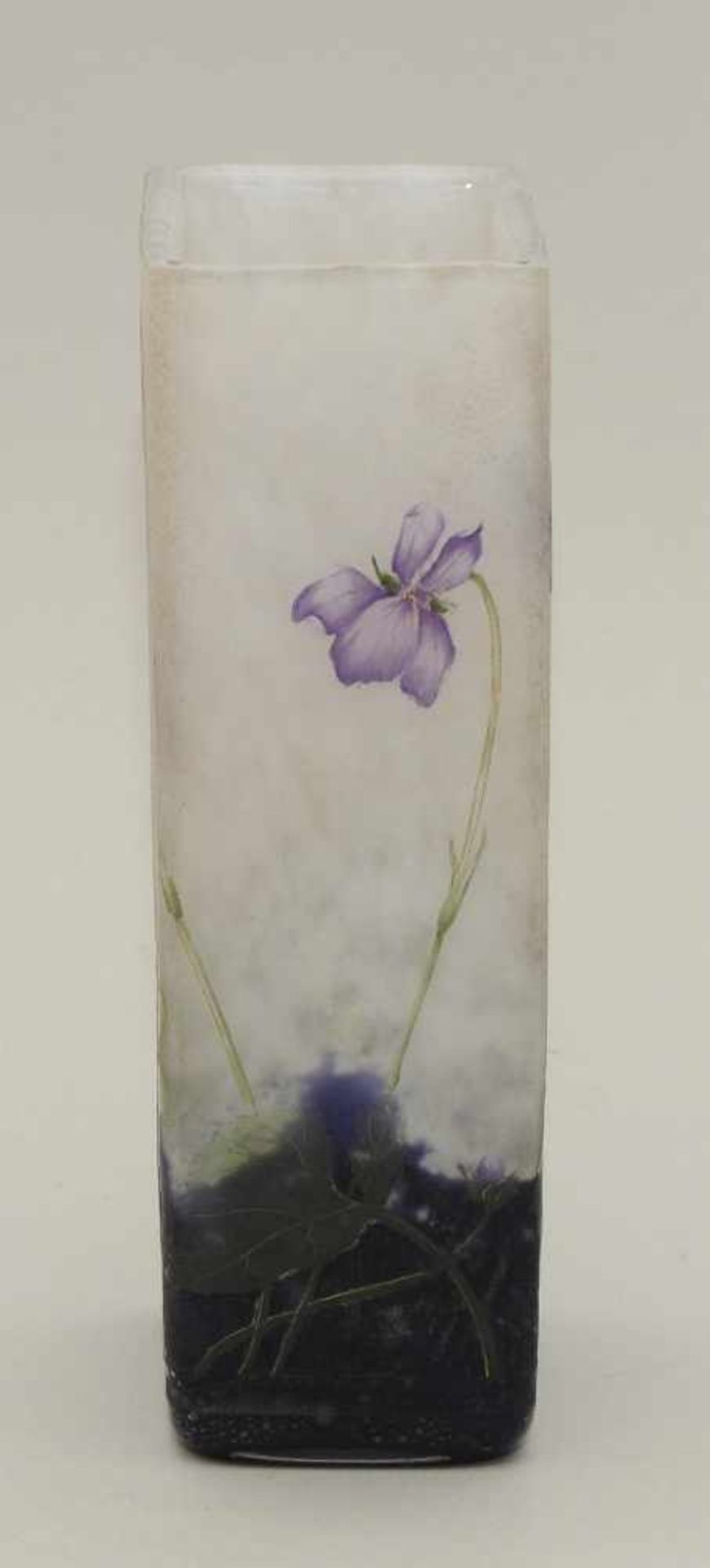 Vase, Daum Frères Um 1910. Farbloses Glas mit milchigweiss-violetten Farbpulvereinschmelzungen. - Bild 3 aus 9