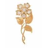 Diamant-Brosche Italien (Bologna), um 1945. 750 Gelbgold. Fein gravierte Blume. Blütenstempel und