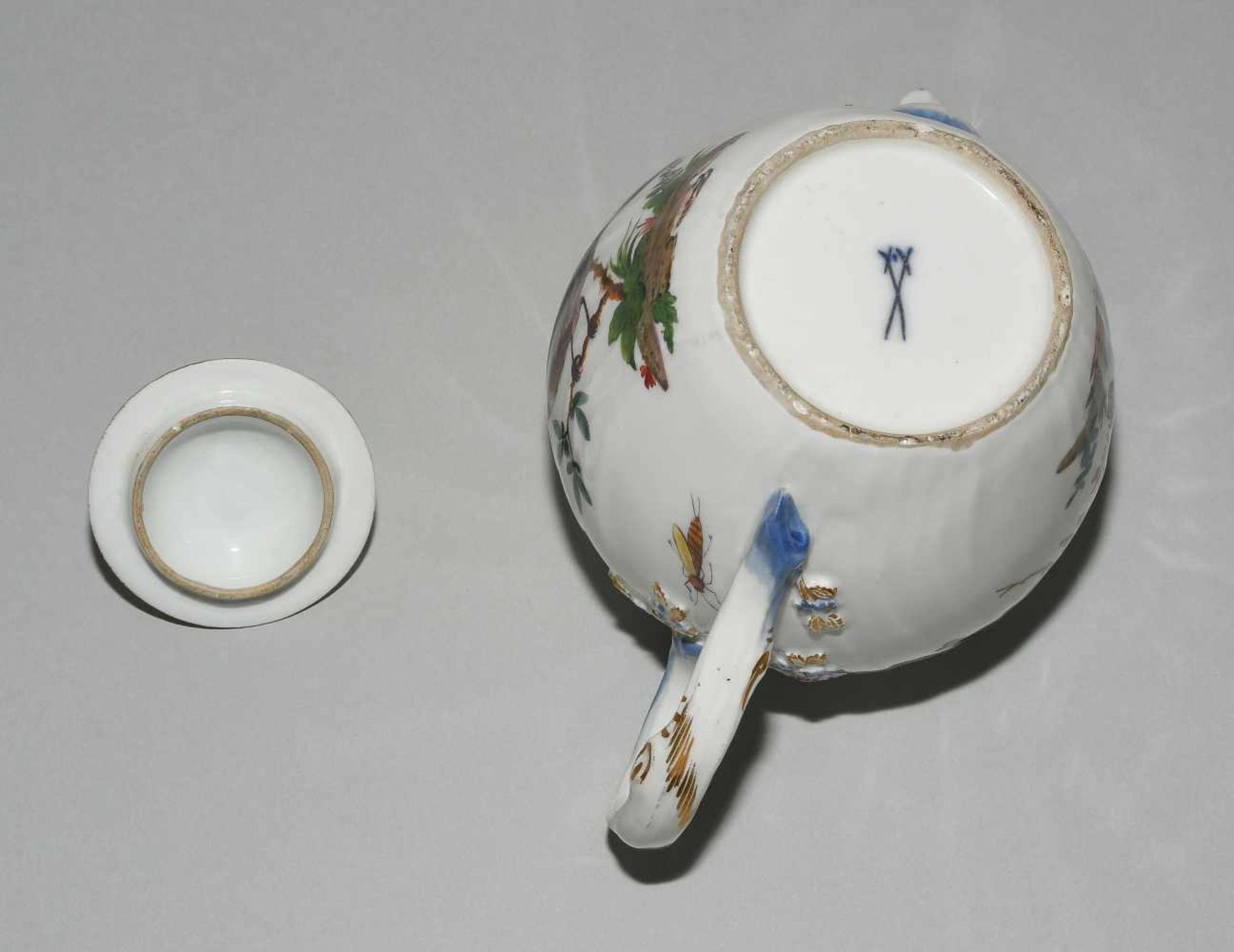 Kaffee- und Teeservice, Meissen Um 1770. Porzellan, Neuozier-Reliefdekor, polychrome Vogelmalerei - Bild 12 aus 64