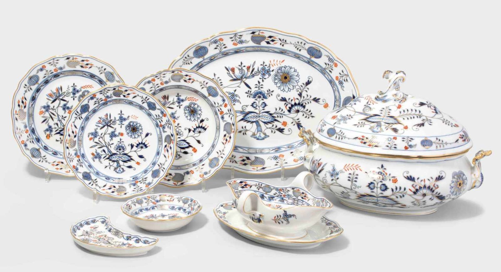 Grosses Tafelservice, Meissen Um 1924–1934. "Zwiebelmuster reich, Kobaltblau, Eisenrot und Gold". 1.