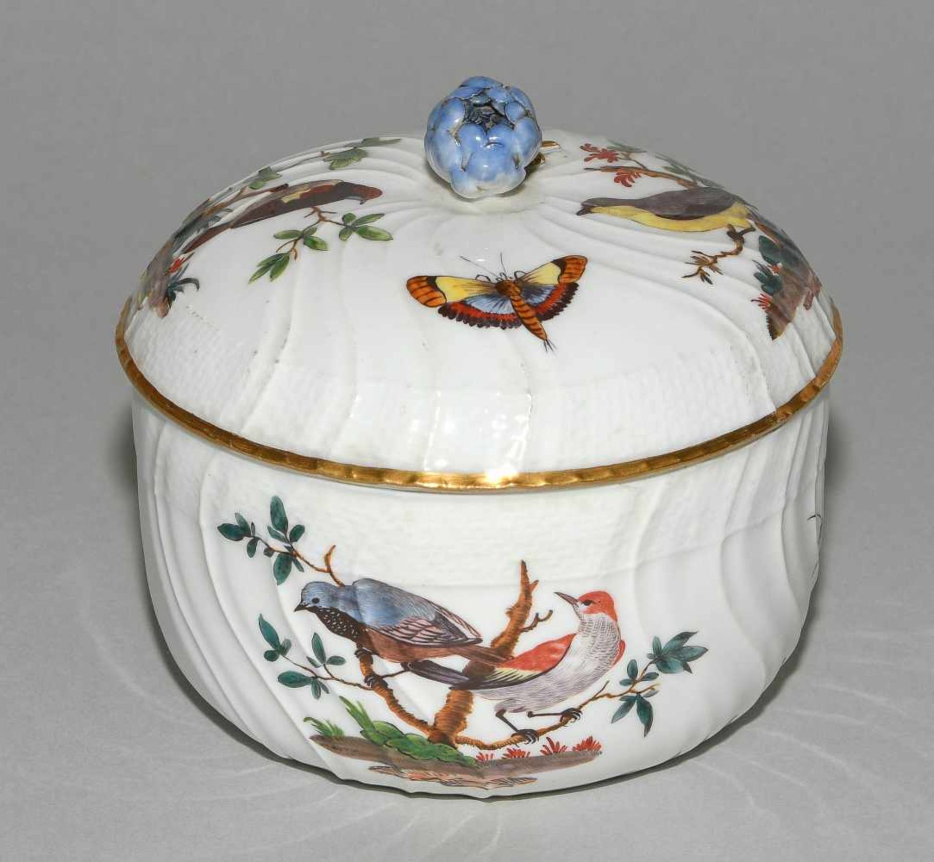 Kaffee- und Teeservice, Meissen Um 1770. Porzellan, Neuozier-Reliefdekor, polychrome Vogelmalerei - Bild 3 aus 64