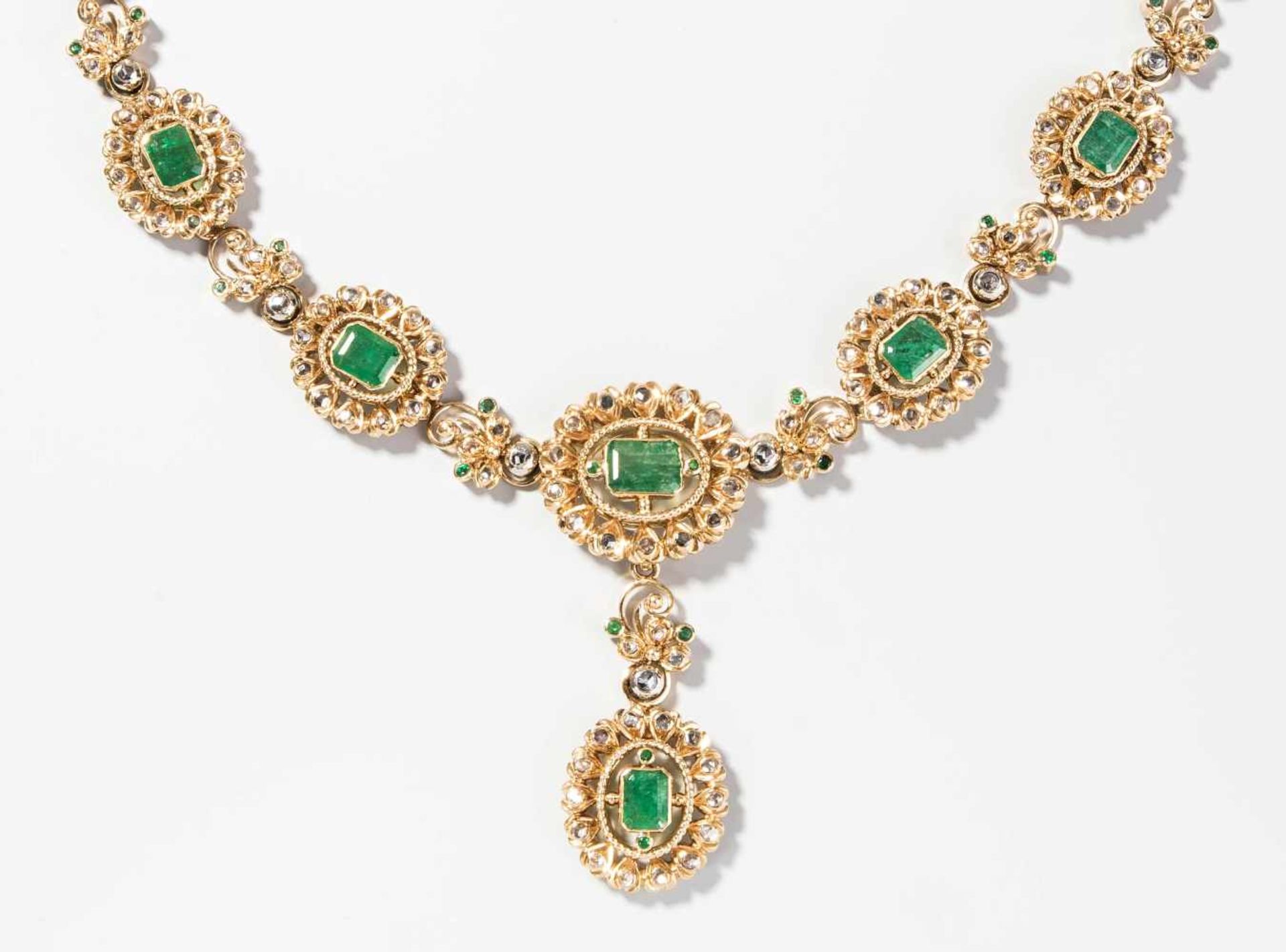 Smaragd-Diamant-Collier Porto, nach 1940. 800 Gelbgold. Antikisierendes Collier mit ovalen