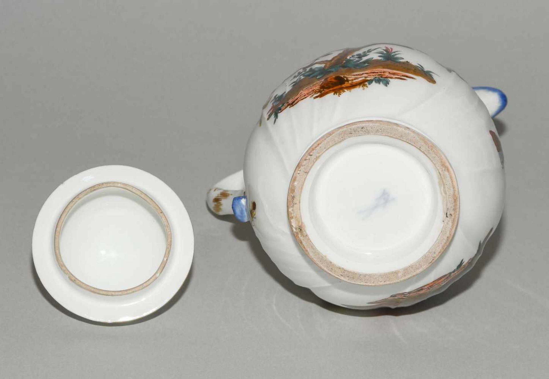 Kaffee- und Teeservice, Meissen Um 1770. Porzellan, Neuozier-Reliefdekor, polychrome Vogelmalerei - Bild 62 aus 64