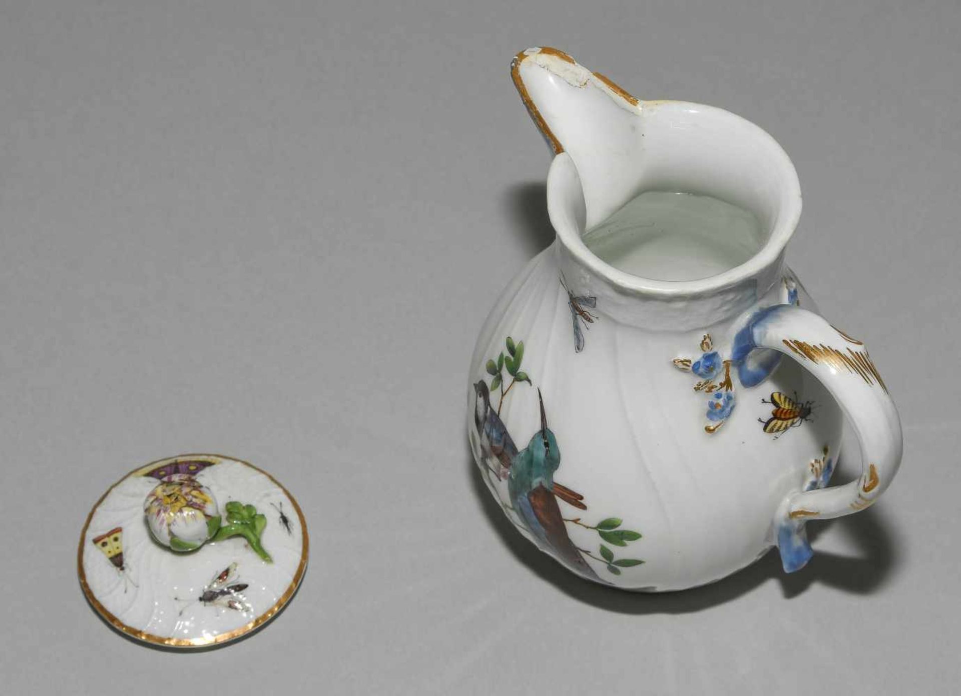 Kaffee- und Teeservice, Meissen Um 1770. Porzellan, Neuozier-Reliefdekor, polychrome Vogelmalerei - Bild 18 aus 64