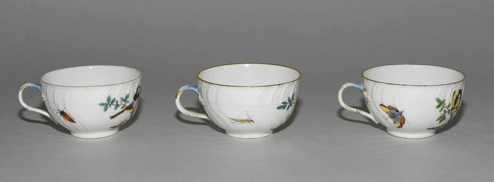 Kaffee- und Teeservice, Meissen Um 1770. Porzellan, Neuozier-Reliefdekor, polychrome Vogelmalerei - Bild 56 aus 64