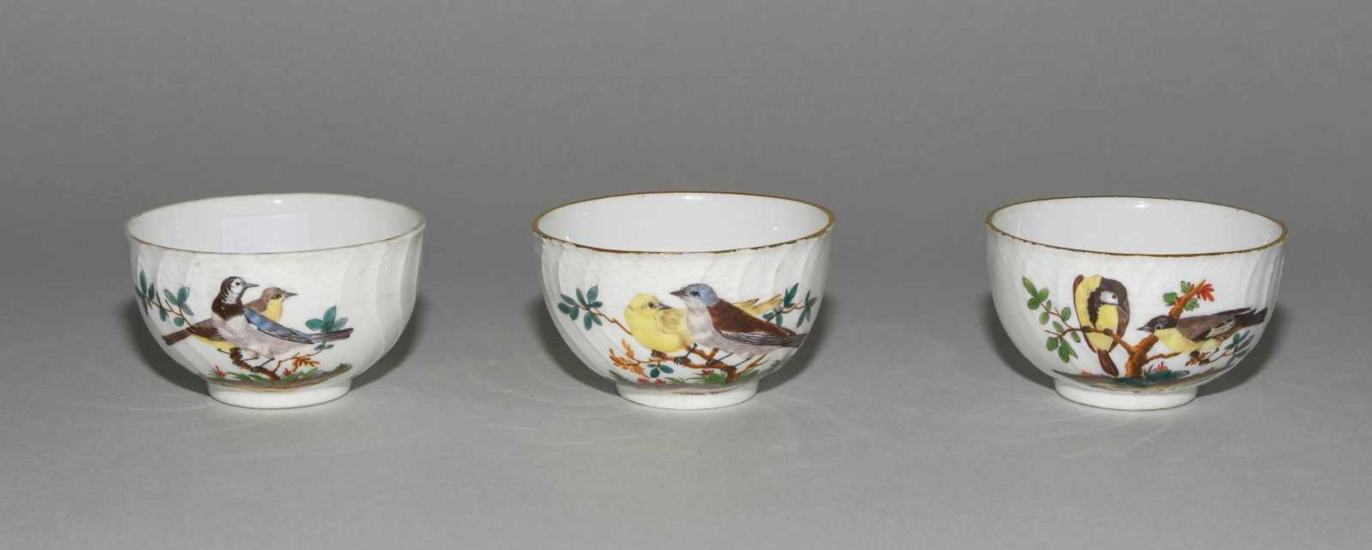 Kaffee- und Teeservice, Meissen Um 1770. Porzellan, Neuozier-Reliefdekor, polychrome Vogelmalerei - Bild 58 aus 64