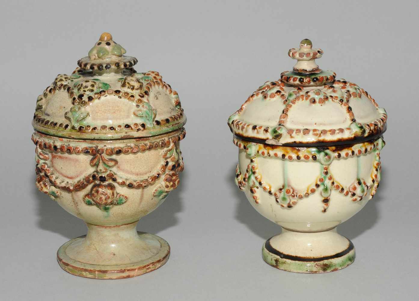 2 Deckeldosen auf Fuss, Langnau Um 1830. Keramik, cremefarben-weisslicher Fond, Perldekor und - Image 4 of 11